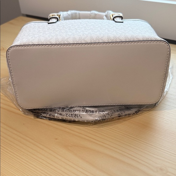 New! Michael Kors Cream Satchel with Gold Accents Jet Set Travel Small Logo Tote - Picture 3 of 6